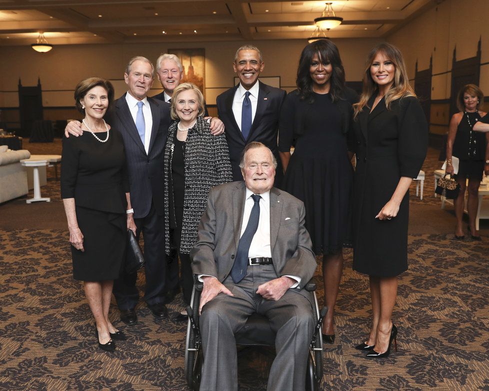George H. W. Bush. Pohřbu jeho manželky Barbary se zúčastnili i američtí exprezidenti: jeho syn George Bush s manželkou Laurou, Bill a Hillary Clintonovi, Barack Obama s manželkou Michelle a současná první dáma Melania Trumpová.