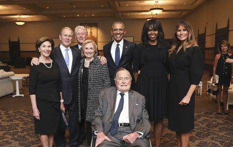 George H. W. Bush. Pohřbu jeho manželky Barbary se zúčastnili i američtí exprezidenti: jeho syn George Bush s manželkou Laurou, Bill a Hillary Clintonovi, Barack Obama s manželkou Michelle a současná první dáma Melania Trumpová.