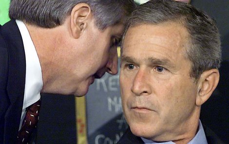 Základní škola, Sarasota 11. 9. 2001. Bushovi šeptá náčelník štábu zprávu o teroristickém útoku.