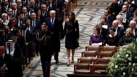 Donald Trump přichází na pohřeb George Bushe staršího