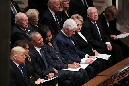 Na hlavní smuteční obřad v Národní katedrále, kam již dorazili mimo jiné někdejší američtí prezidenti Barack Obama, Bill Clinton a Jimmy Carter (5. 12. 2018).