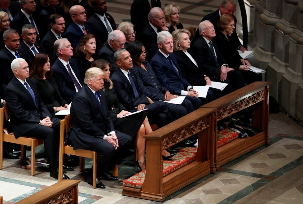 Na hlavní smuteční obřad v Národní katedrále, kam již dorazili mimo jiné někdejší američtí prezidenti Barack Obama, Bill Clinton a Jimmy Carter (5. 12. 2018).