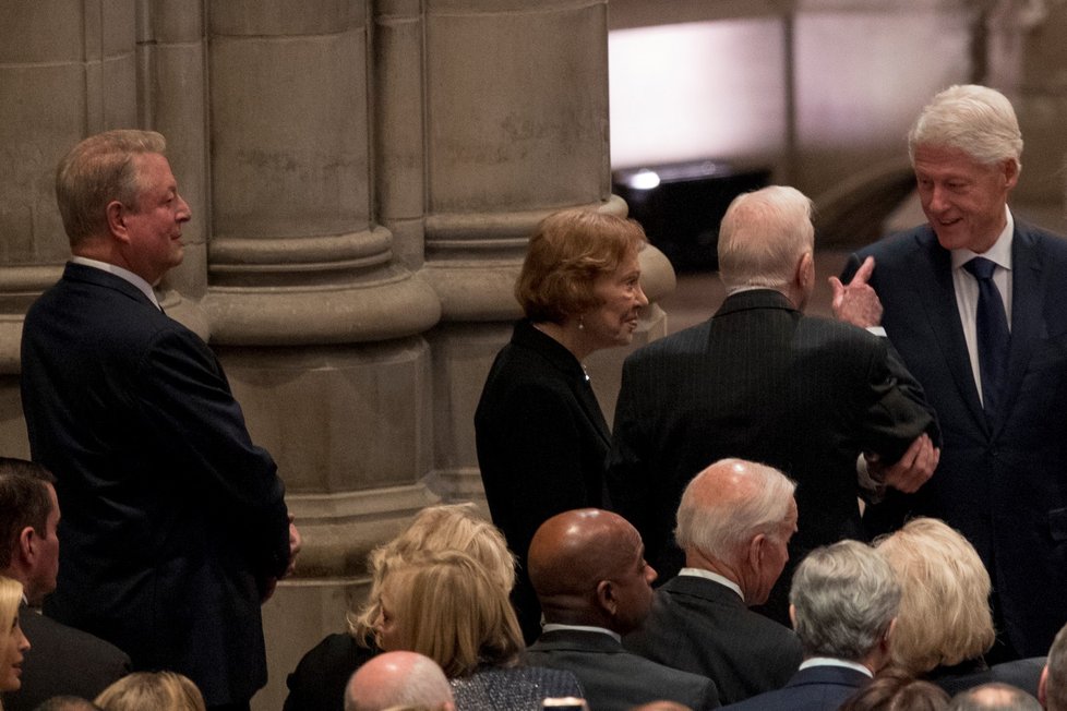 Na hlavní smuteční obřad v Národní katedrále, kam již dorazili mimo jiné někdejší američtí prezidenti Barack Obama, Bill Clinton a Jimmy Carter (5.12.2018).