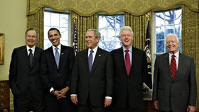 Zleva George Bush starší, Barack Obama, George Bush mladší, Bill Clinton a Jimmy Carter