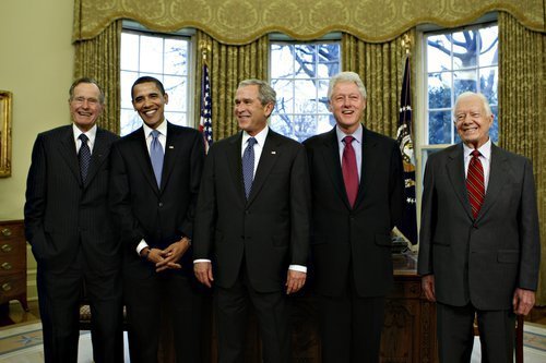 Zleva George Bush starší, Barack Obama, George Bush mladší, Bill Clinton a Jimmy Carter