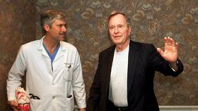 Bývalý prezident George Bush starší se svým kardiologem Markem Hausknechtem.
