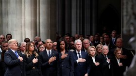 Na hlavní smuteční obřad v Národní katedrále dorazili mimo jiné někdejší američtí prezidenti Barack Obama, Bill Clinton a Jimmy Carter (5. 12. 2018).