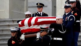 Rakev s tělem George Bushe se vydává na cestě do Národní katedrály (5.12.208).