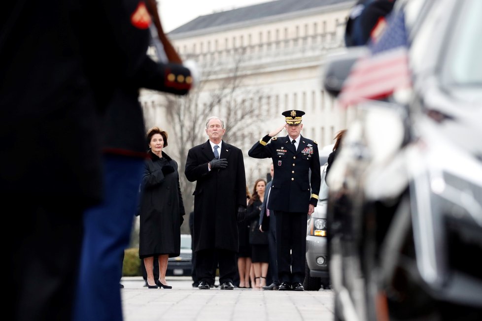 Rakev s tělem George Bushe se vydává na cestu z budovy Kapitolu, sídla kongresu Spojených států, do Národní katedrály (5. 12. 2018).
