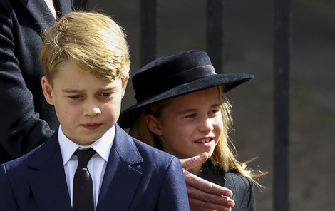 Princ George a princezna Charlotte na pohřbu své prababičky