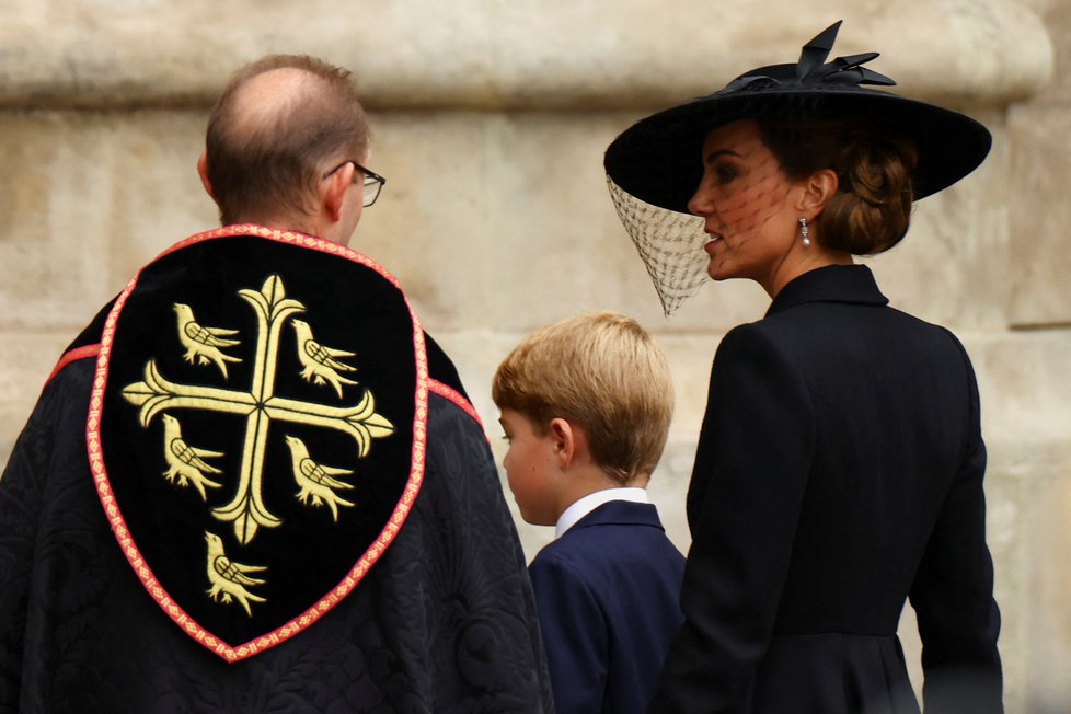 Královnina pravnoučata George (9) a Charlotte (7) se statečně zúčastnila pohřbu své prababičky Alžběty II.