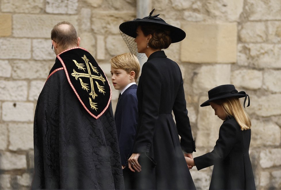 Královnina pravnoučata George (9) a Charlotte (7) se statečně zúčastnila pohřbu své prababičky Alžběty II.