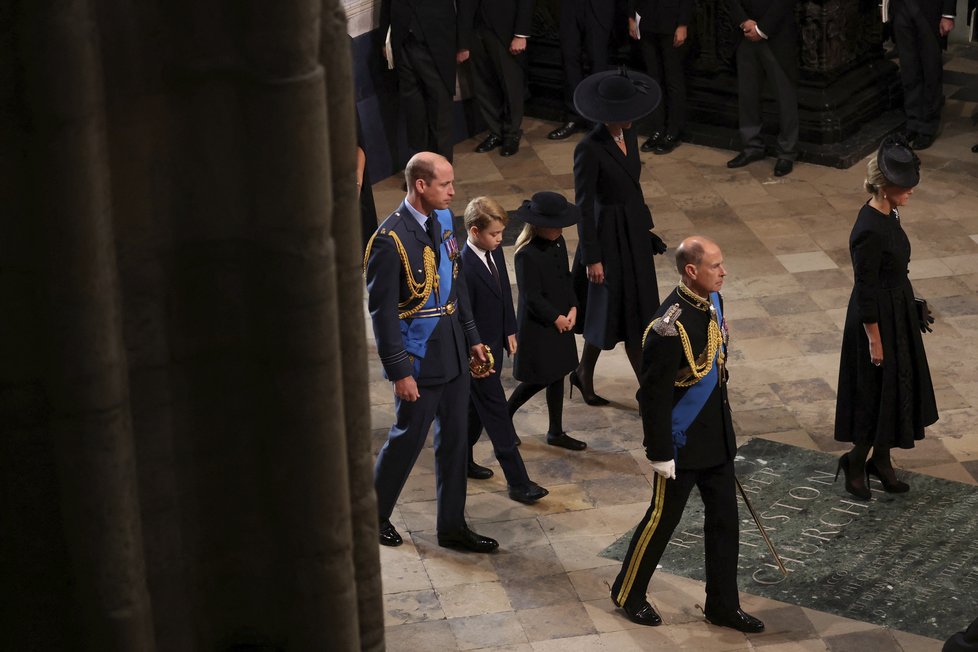 Královnina pravnoučata George (9) a Charlotte (7) se statečně zúčastnila pohřbu své prababičky Alžběty II.