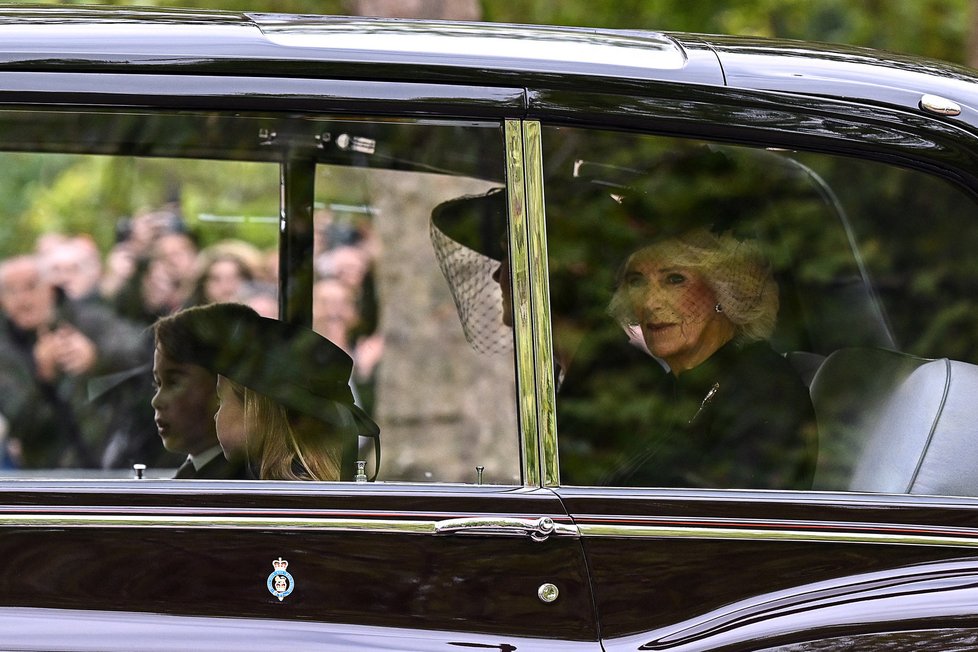 Charlotte a George přijíždí na smuteční rozloučení s královnou Alžbětou II.