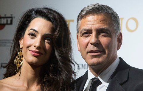Časopis Hello! se musí herci Georgi Clooneymu omluvit za vymyšlený exkluzivní rozhovor