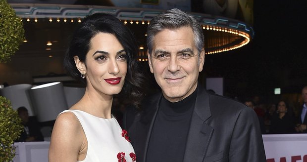 George a Amal Clooneyovi se dočkali vytoužených miminek.