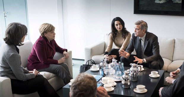 George Clooney nabídl kancléřce Angele Merkel pomoc při řešení uprchlické krize.