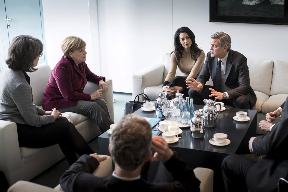 George Clooney nabídl kancléřce Angele Merkel pomoc při řešení uprchlické krize.