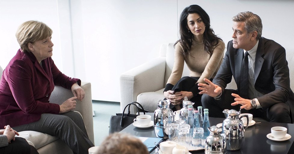 George Clooney nabídl kancléřce Angele Merkel pomoc při řešení uprchlické krize.