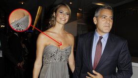 Trapas přítelkyně George Clooneyho: Z výstřihu jí lezla páska na prsa