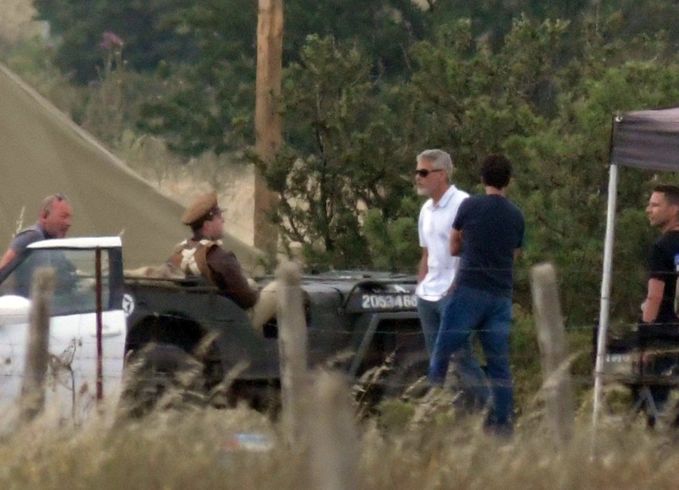 George Clooney na place seriálu Catch 22 natáčeného na Sardinii