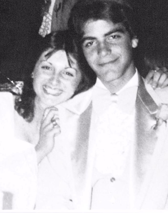 Ano, tento klučík je skutečně George Clooney, který se nedávno stal otcem. Fotografie z roku 1978.