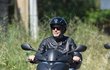 George Clooney na motorce