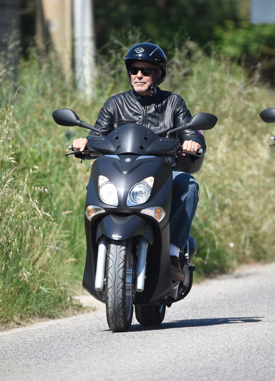 George Clooney na motorce