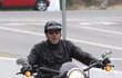 George Clooney na motorce