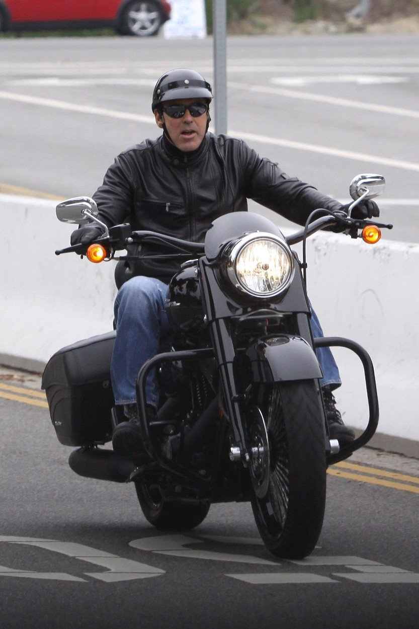 George Clooney na motorce