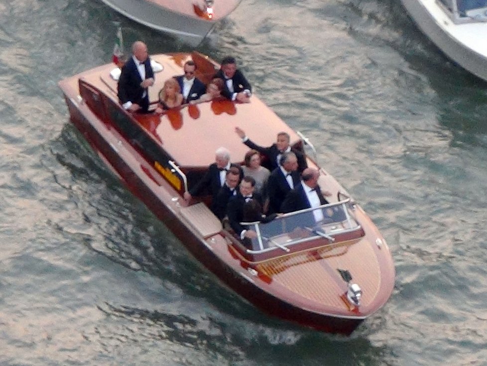 Clooney na člunu před obřadem.