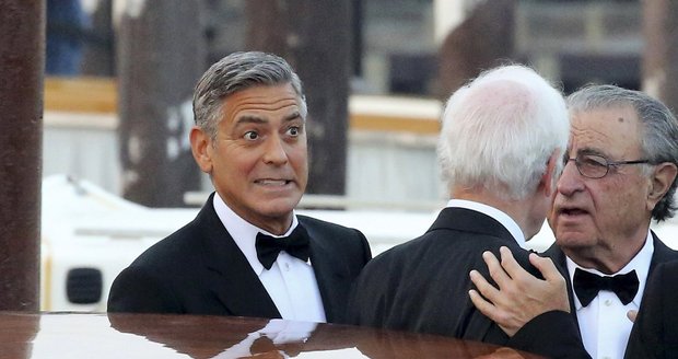 Clooney střídá jednu grimasu za druhou.