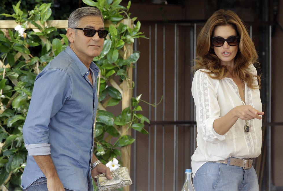 George a Cindy Crawford na sobotní snídani.