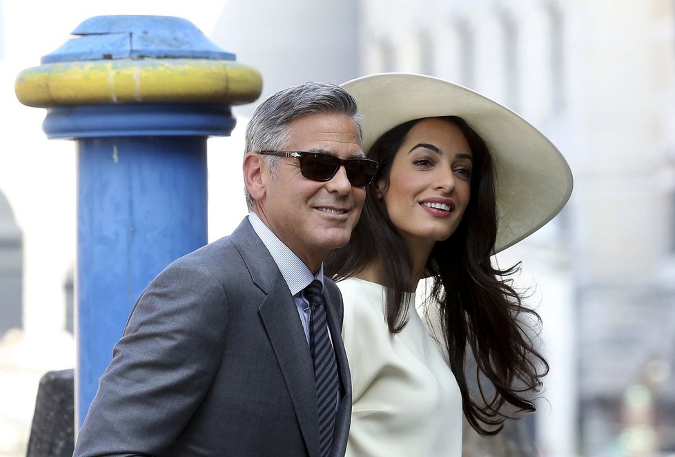 Clooney a krásná právnička stvrdili svůj svazek civilním obřadem.