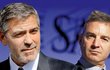 George Clooney (vlevo) a Daniel Loeb