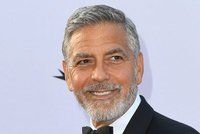 Luxusní hotely financují vraždění a mučení lidí! Bojkotujte je, vyzval George Clooney