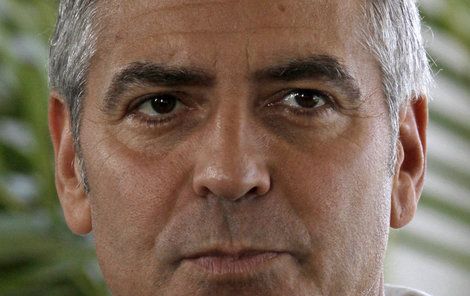 George Clooney má teď starostí plnou hlavu. Spláchne mu řeka dům, nebo ho nakonec zachrání?