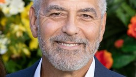 George Clooney klame vzhledem. Jeho skutečný věk by mu hádal jen málokdo