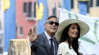 Amal a George Clooney plánují dovést 3 000 syrských uprchlíků do škol