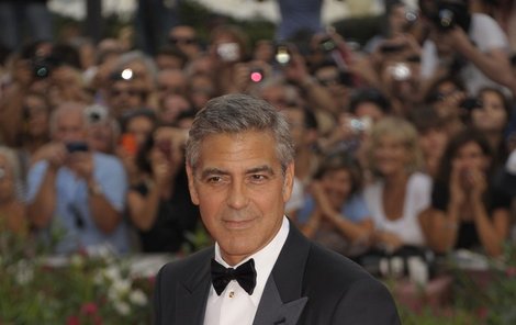 George Clooney do toho praštil!