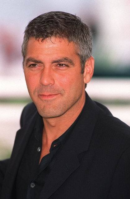George Clooney se nám líbí kvůli svému uhrančivému pohledu.