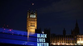 V Londýně se navzdory doporučení úřadů demonstrovalo proti policejní brutalitě a rasismu (6. 6. 2020).
