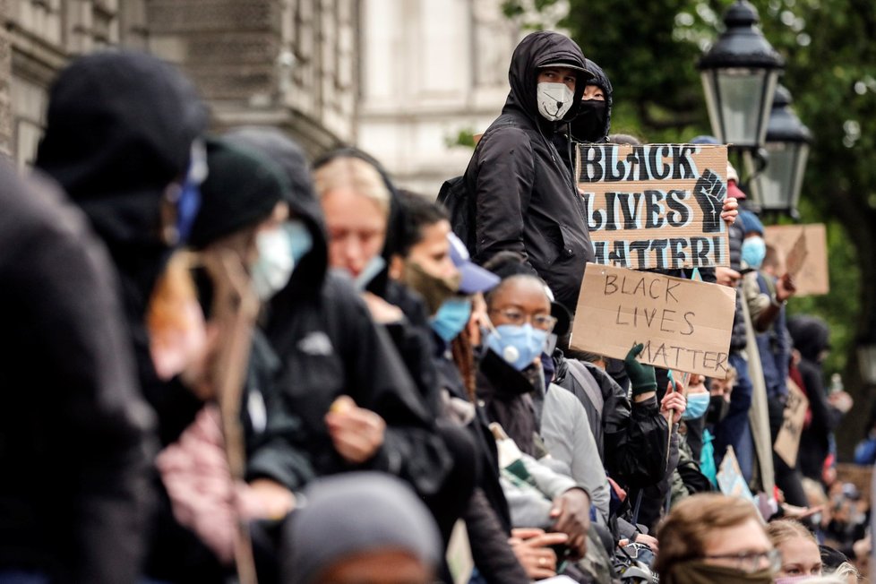 V Londýně se navzdory doporučení úřadů demonstrovalo proti policejní brutalitě a rasismu. (6. 6. 2020)
