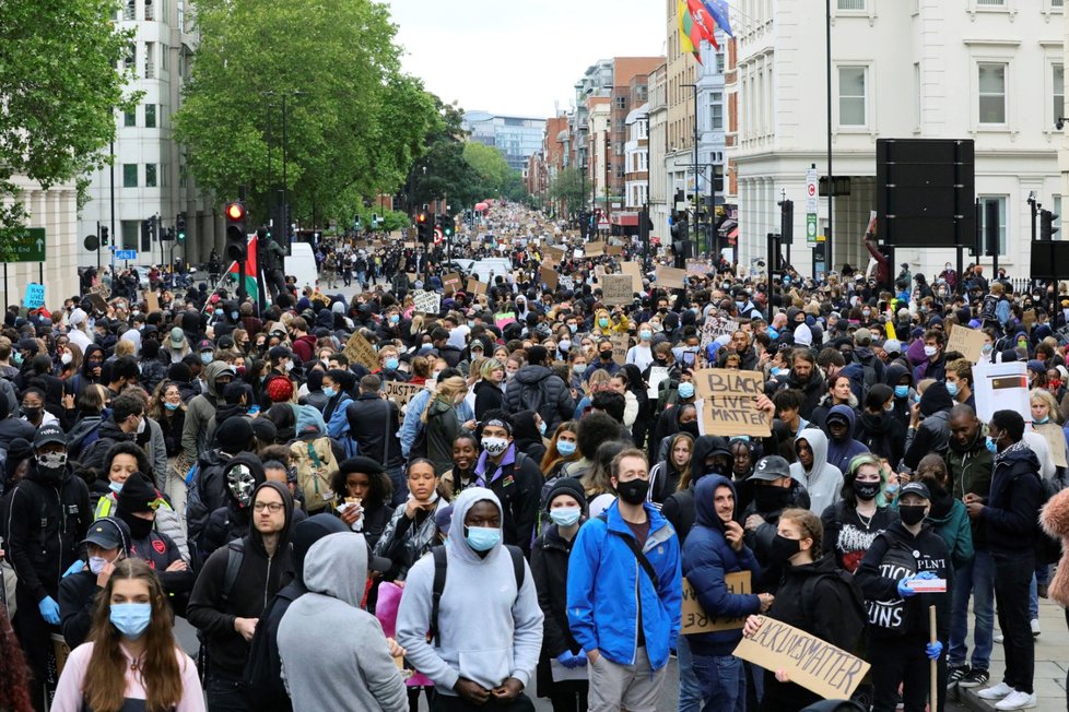 V Londýně se navzdory doporučení úřadů demonstrovalo proti policejní brutalitě a rasismu. (6. 6. 2020)