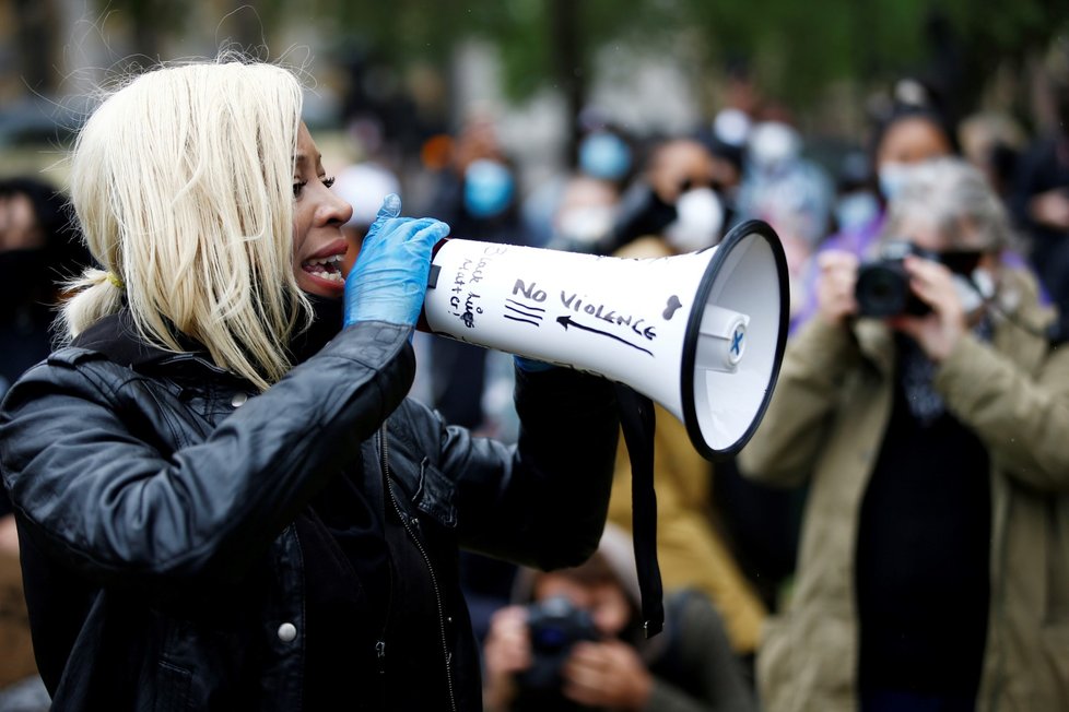 V Londýně se navzdory doporučení úřadů demonstrovalo proti policejní brutalitě a rasismu. (6. 6. 2020)