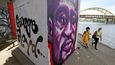 George Floyd se stal symbolem hnutí proti rasismu a policejnímu násilí. Graffiti s jeho portrétem se objevují po celém světě - Pittsburgh.