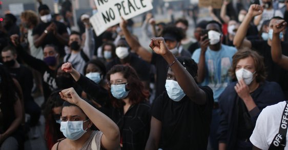 Černošské protesty se přelily do Francie. Je to projev frustrace, nepovedené integrace a sebelítosti