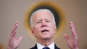 Americký prezident Joe Biden dnes označil verdikt poroty nad bývalým minneapoliským policistou Derekem Chauvinem za velký krok kupředu.