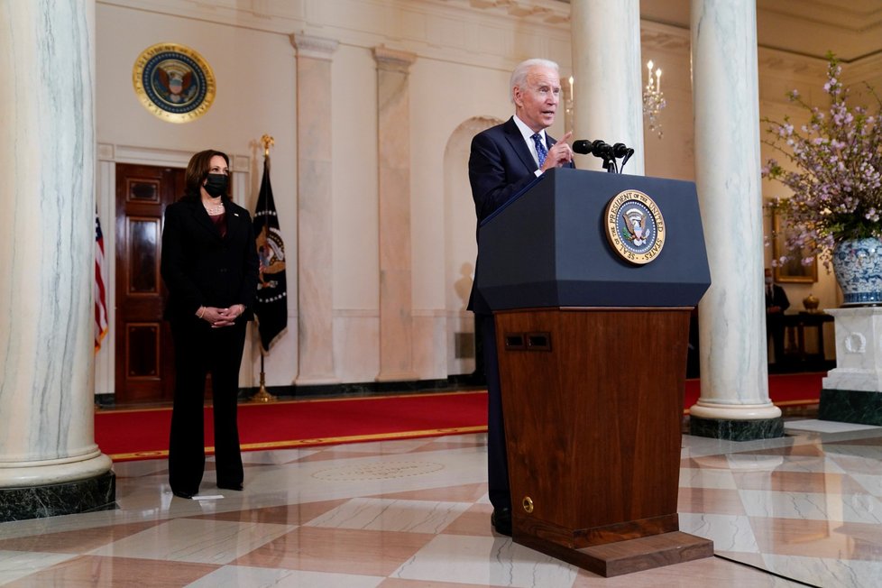 Americký prezident Joe Biden dnes označil verdikt poroty nad bývalým minneapoliským policistou Derekem Chauvinem za velký krok kupředu.