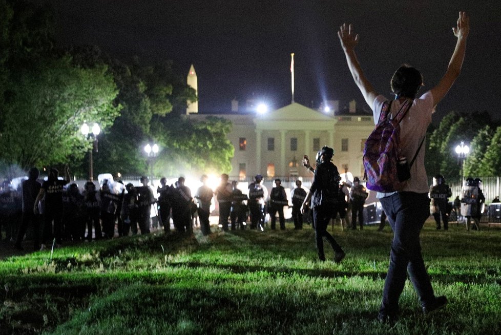 Jedna z celoamerických demonstrací vyvolaných smrtí černocha George Floyda se konala i u Bílého domu